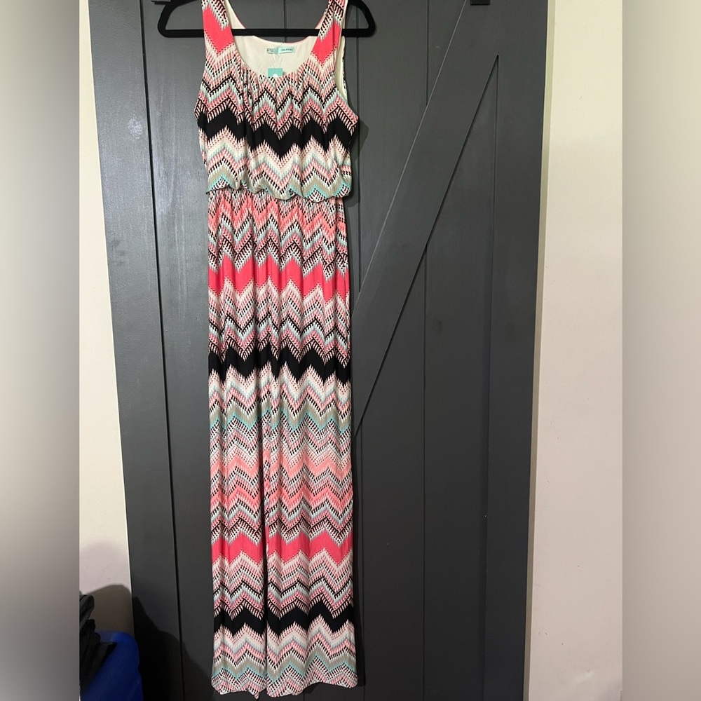 Maurices NEW W/TAGS beautiful Maxi dress! Geometrical details! Size M